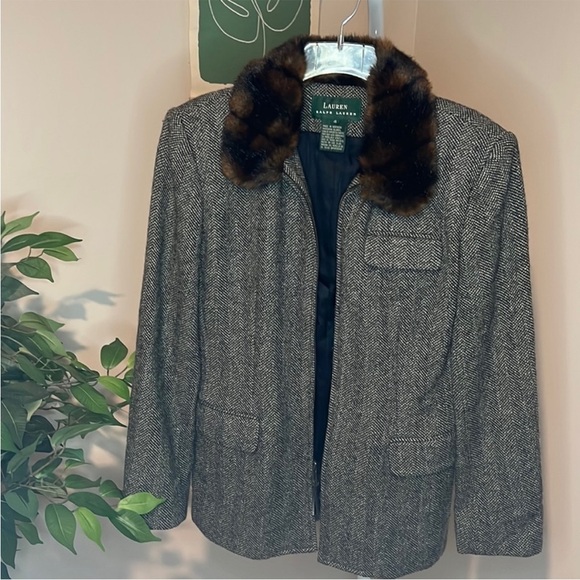 RALPH LAUREN Woman's Silk and Wool blend
coat with faux fur collar size 4 - Picture 1 of 9